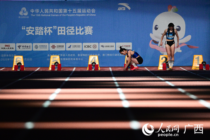 韋永麗等參賽選手在做賽前準(zhǔn)備。人民網(wǎng) 雷琦竣攝