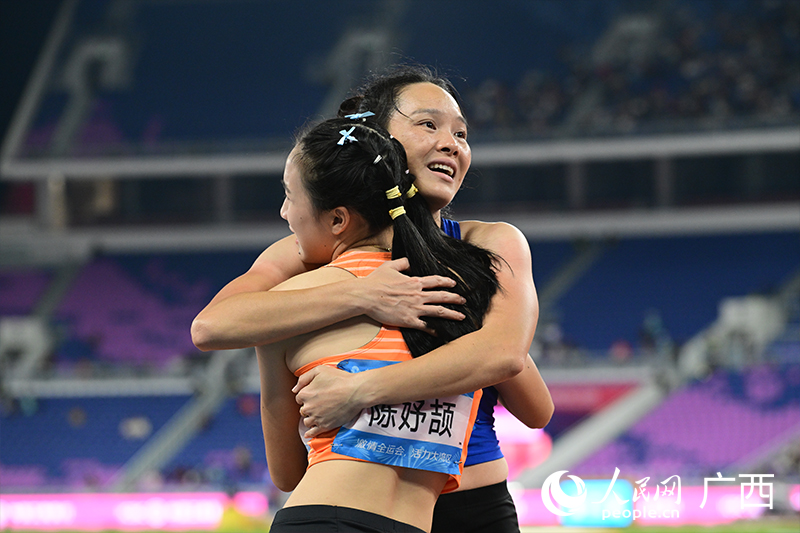 賽后，韋永麗與年輕冠軍陳妤頡相擁在一起。人民網(wǎng) 雷琦竣攝