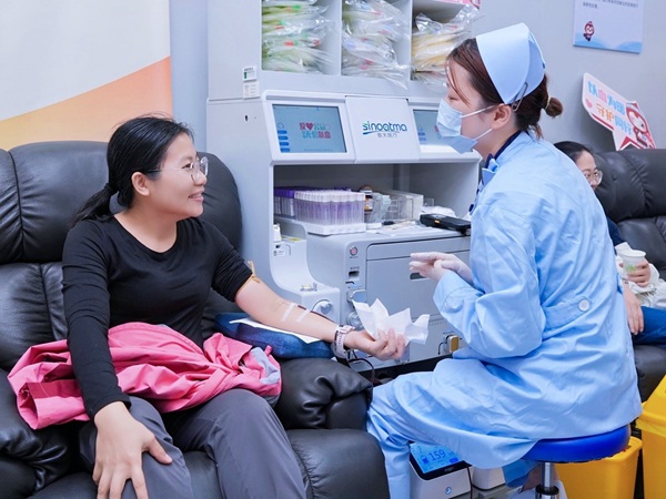 廣西醫(yī)科大學(xué)附屬腫瘤醫(yī)院頭頸放療二病區(qū)副主任醫(yī)師韋靜妮是捐血屋啟用后的首位獻(xiàn)血者