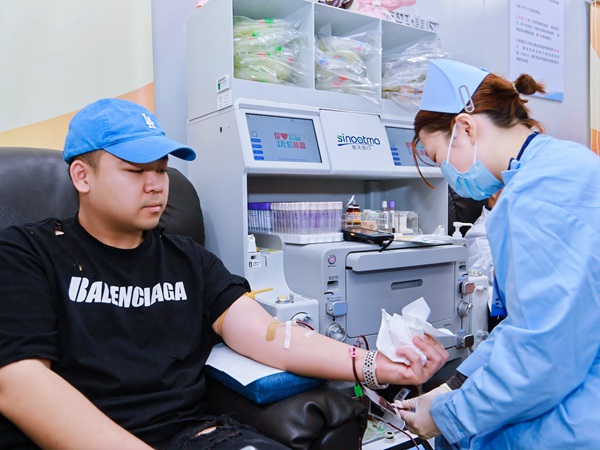 愛(ài)心市民李先生前來(lái)獻(xiàn)血