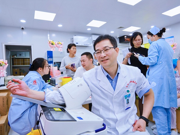 捐血屋迎來(lái)了首批獻(xiàn)血者