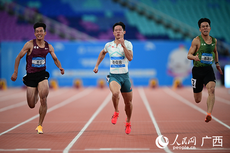 鄧信銳跑出10秒13的成績，在所有選手中用時最短。人民網 雷琦竣攝