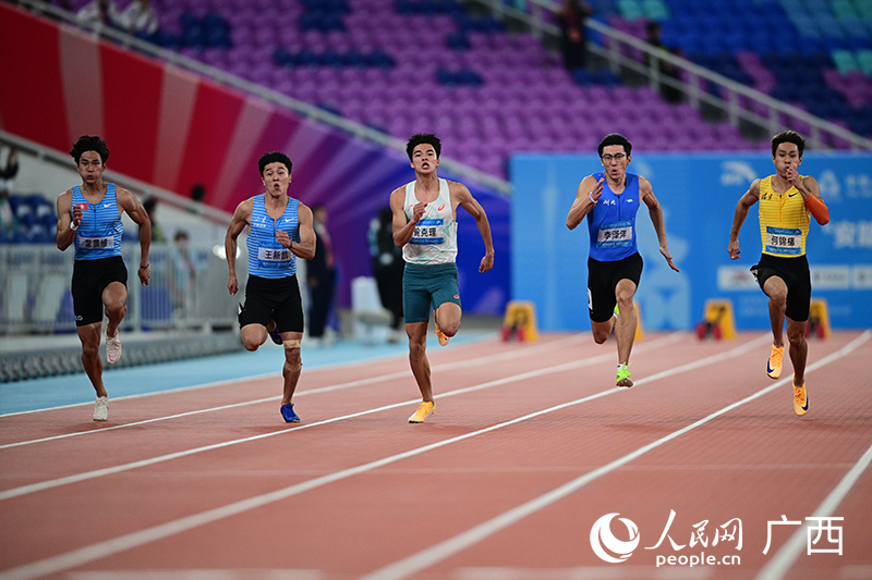 曾克理（左三）在奮力拼搏。人民網 雷琦竣攝