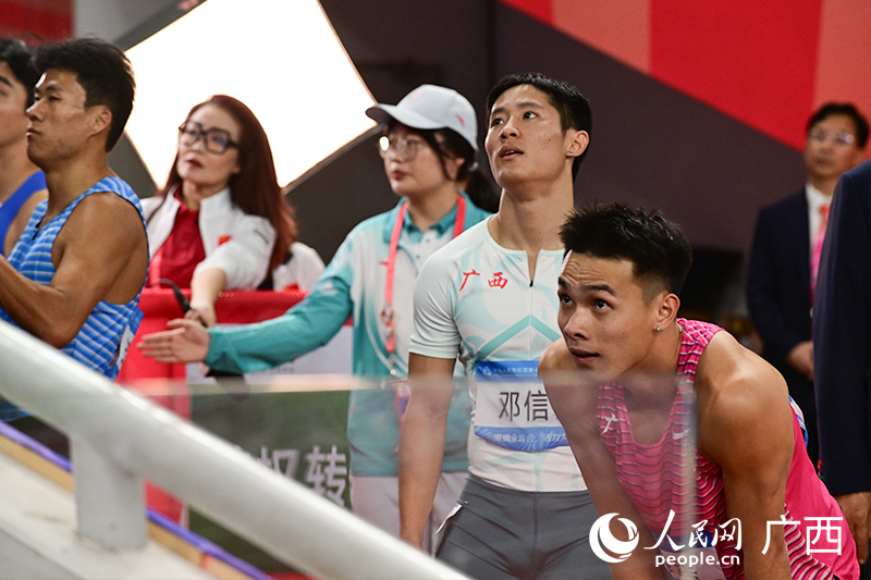 廣西鄧信銳與其他選手在等待成績公布。人民網 雷琦竣攝