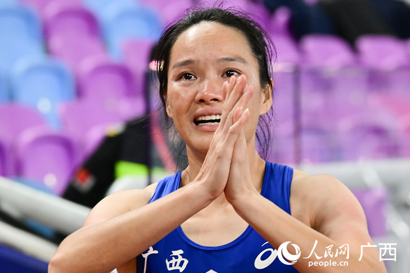 韋永麗激動(dòng)地流下眼淚。人民網(wǎng) 雷琦竣攝