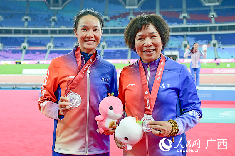 韋永麗與教練田玉合影。人民網(wǎng) 雷琦竣攝