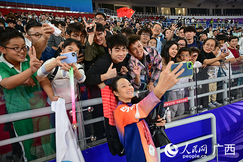 韋永麗與觀眾合影。人民網(wǎng) 雷琦竣攝