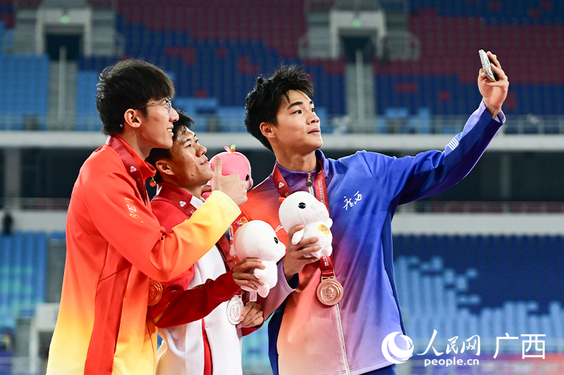 曾克理（右一）男子100米決賽摘銅。人民網(wǎng) 雷琦竣攝