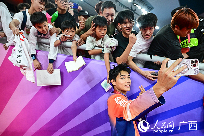 曾克理與觀眾互動(dòng)。人民網(wǎng) 雷琦竣攝