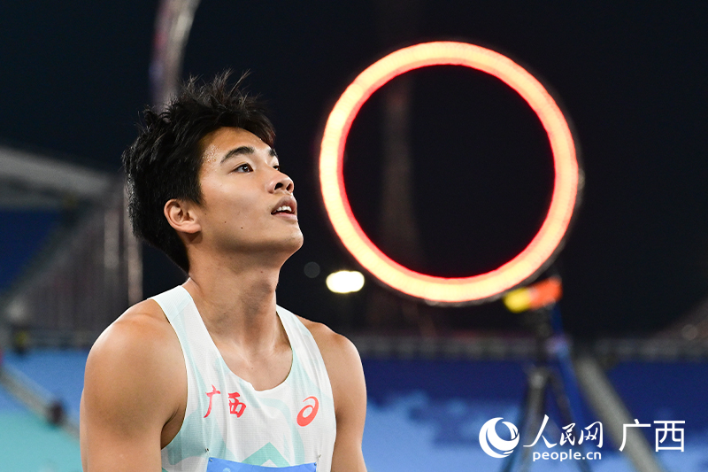 曾克理沖線后看向排名表。人民網(wǎng) 雷琦竣攝