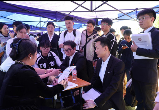 學(xué)生在應(yīng)聘心儀的崗位。廣西中醫(yī)藥大學(xué)供圖