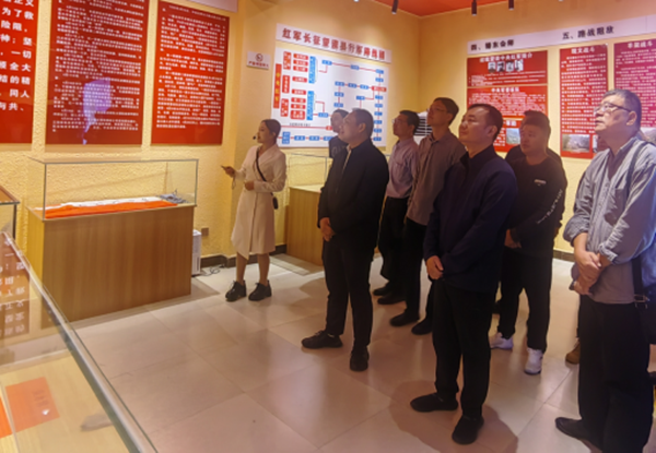 參觀邊饒鎮(zhèn)播東村紅色文化陳列展。