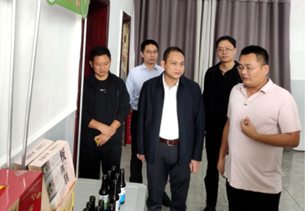 參觀蔗香鎮(zhèn)蔗香村青檸檬產(chǎn)業(yè)基地產(chǎn)品展示區(qū)。