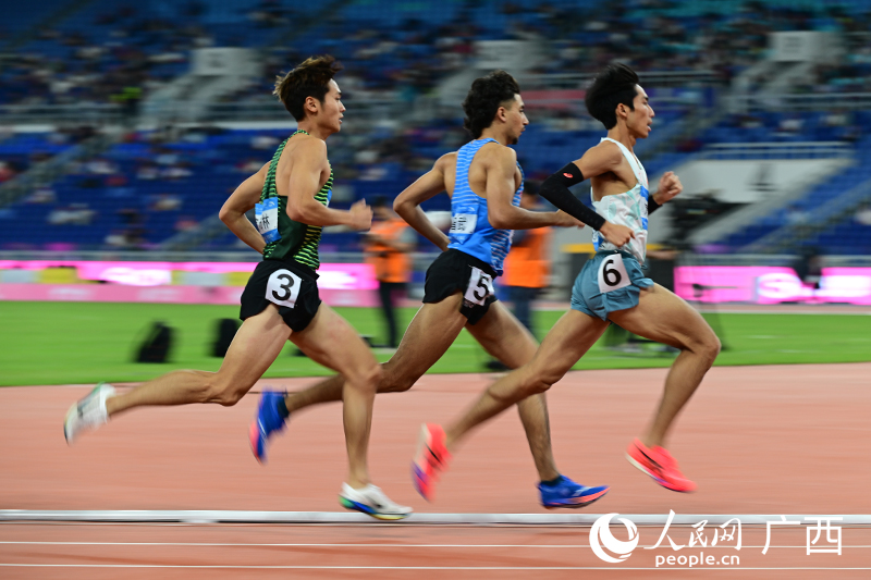 劉德助（右一）處于領(lǐng)先位置。人民網(wǎng) 雷琦竣攝