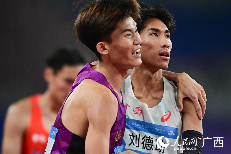 沖過終點(diǎn)后，河北閆熠鐸與劉德助相擁。人民網(wǎng) 雷琦竣攝