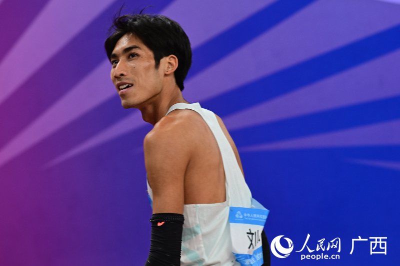 劉德助看到成績(jī)后露出笑容。人民網(wǎng) 雷琦竣攝