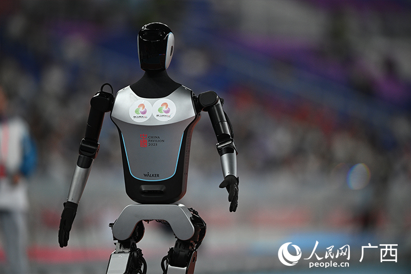 人形機(jī)器人Walker S2在賽跑中。人民網(wǎng) 雷琦竣攝