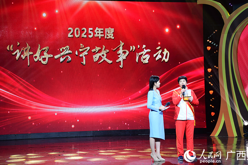 活動(dòng)現(xiàn)場(chǎng)，71歲抗癌40余載的郭慧瑩（右）分享自己的故事。人民網(wǎng)記者 覃心攝