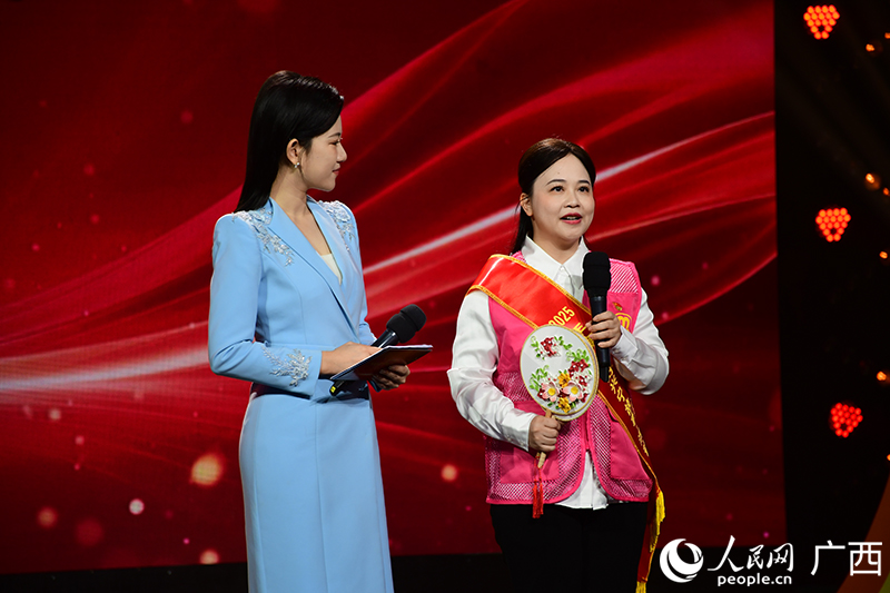 周柳楊（右）講述用“六方共治”繪就生態(tài)興寧畫(huà)卷的故事。人民網(wǎng)記者 覃心攝