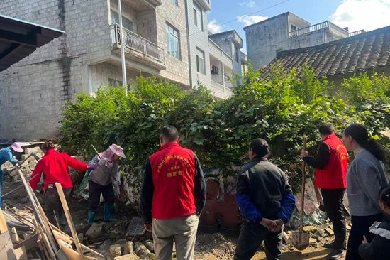 工作隊(duì)和后院單位組織群眾開展污水整治工作。樂業(yè)縣委宣傳部供圖