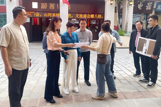 百色農(nóng)林集團主要領(lǐng)導到“百香百色”旗艦店施工現(xiàn)場協(xié)調(diào)工作。向小霞攝