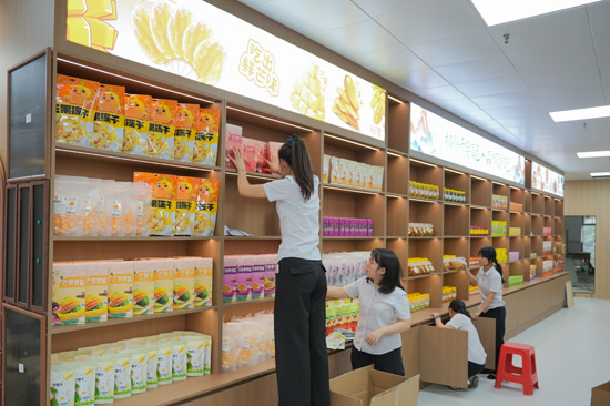 工作人員開始“百香百色”旗艦店產(chǎn)品布展。張慶儀攝