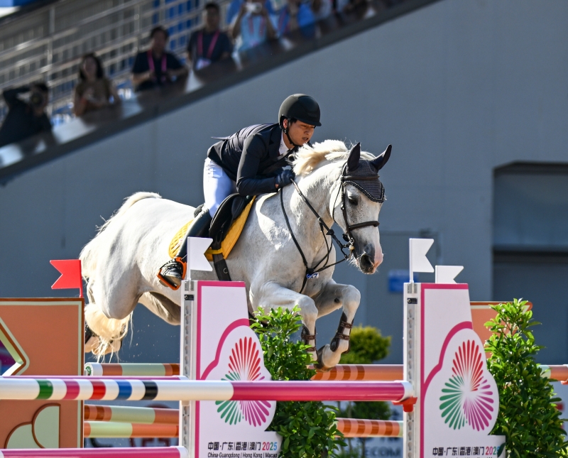 廣西隊(duì)選手洪志華在比賽中。