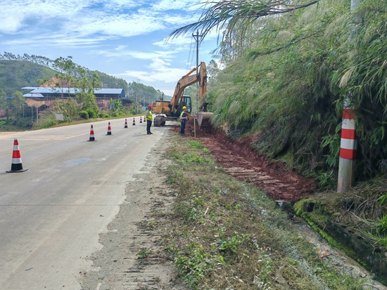 省道209 線水鳴至龍城村段公路改建工程玉林市博白縣旺茂鎮(zhèn)路段施工現(xiàn)場。莫菊芬攝