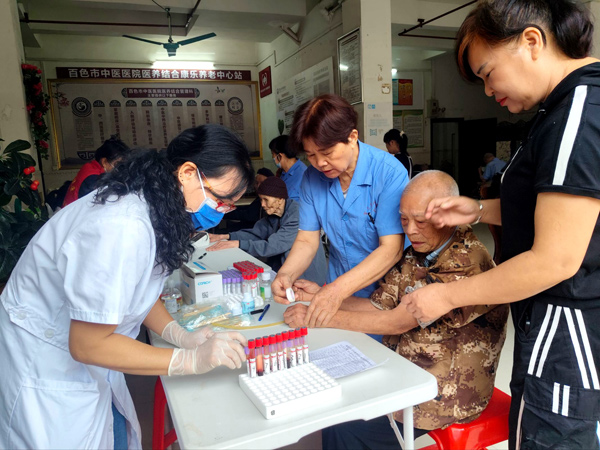 龍景社區(qū)衛(wèi)生服務(wù)中心“文秀志愿服務(wù)先鋒隊(duì)”聚焦出行不便的老年人，推出“愛心直通車”免費(fèi)送健康體檢服務(wù)。