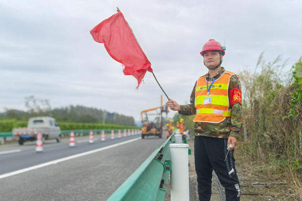 安全員配備設(shè)備主機(jī)。鄧富深攝