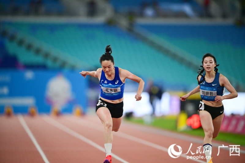 廣西選手韋永麗（左）在比賽中。人民網 雷琦竣攝