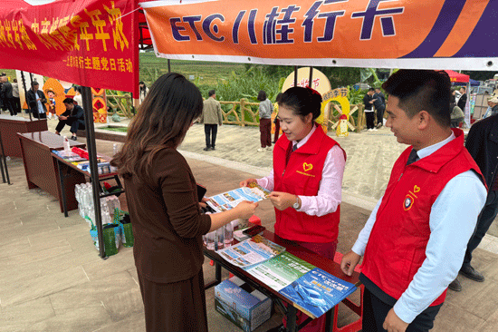 “萬山紅”班組助銷當?shù)剞r(nóng)產(chǎn)品。林胤均攝