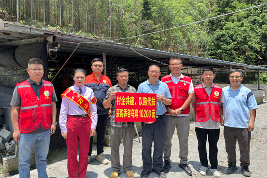 “萬山紅”班組開展“村企共建、助力鄉(xiāng)村振興”活動，以購帶扶當?shù)貫蹼u。何茜攝