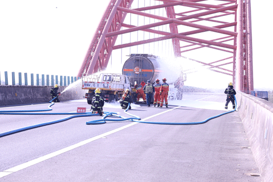 ?；愤\(yùn)輸突發(fā)事件應(yīng)急處置演練中，消防救援支隊(duì)迅速對(duì)事故車輛展開應(yīng)急處置。