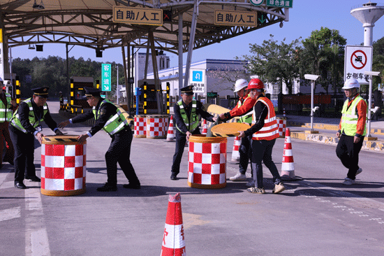 臺(tái)風(fēng)暴雨災(zāi)害突發(fā)事件應(yīng)急處置演練中實(shí)施臨時(shí)交通管制措施