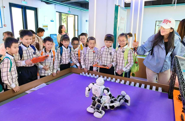 學(xué)生們深深被科技力量的強(qiáng)大而震撼。梁嘉麗攝