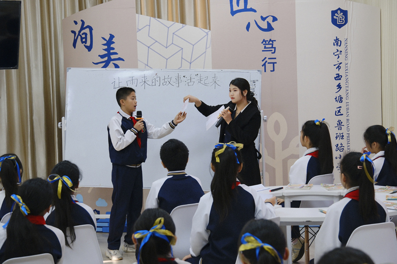 易嘉怡老師《小英雄雨來》整本書閱讀入項(xiàng)課。黃桃攝