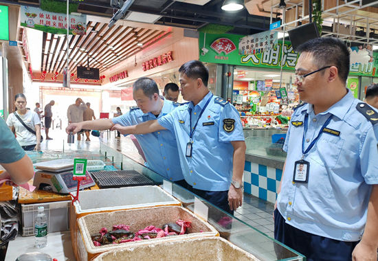 海城區(qū)市場監(jiān)管局在菜丁文明市場開展電子秤檢查。