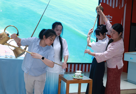 長嘴壺茶藝展示中。廖冬玲攝