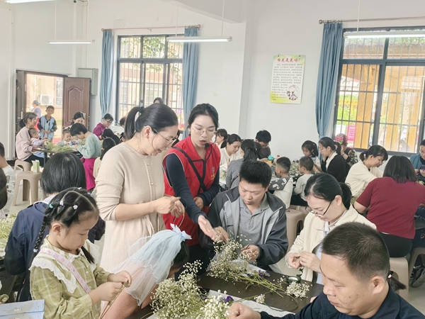 黨員青年志愿者開展花環(huán)制作體驗課堂。