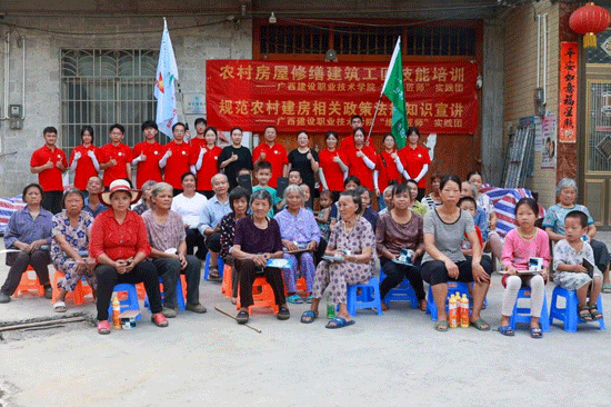 實(shí)踐團(tuán)與村民在一起。伍梓萱攝