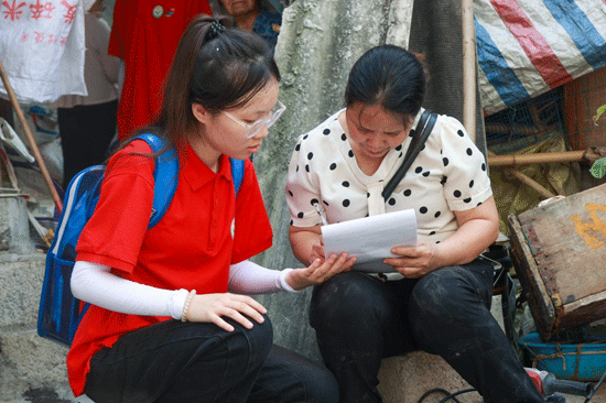 實(shí)踐團(tuán)對(duì)近年修補(bǔ)的漏水房屋進(jìn)行回訪調(diào)研。伍梓萱攝）