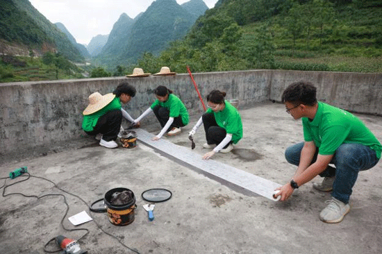 實(shí)踐團(tuán)成員修補(bǔ)漏水房屋。宋麗攝