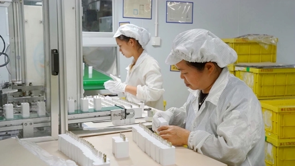 工作人員正在組裝充電頭。曾河力攝