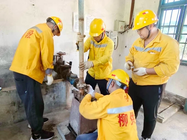 搶修小組組員正在搶修工作中。陳海玲攝