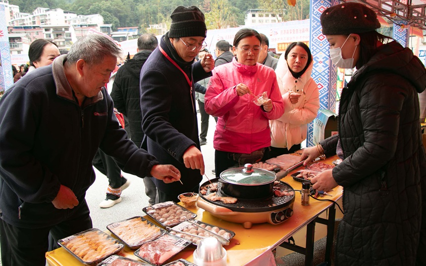 在農(nóng)特產(chǎn)品展銷上，嘉賓群眾體驗(yàn)資源美食。