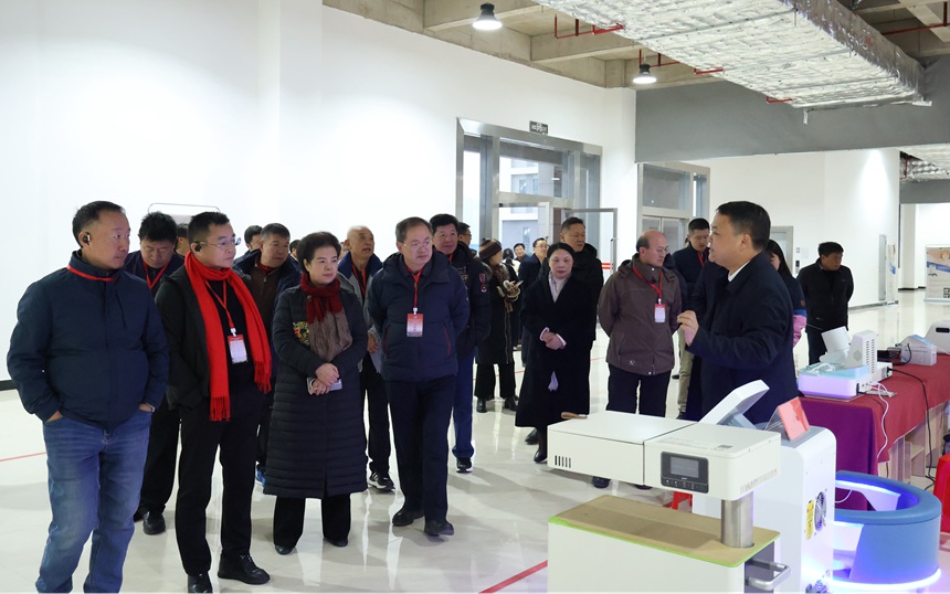嘉賓們正在資源縣粵桂協(xié)作生物醫(yī)藥科技產(chǎn)業(yè)園考察調(diào)研