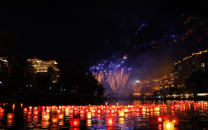 活動(dòng)當(dāng)晚，再現(xiàn)萬盞河燈燿資江的壯觀景象。