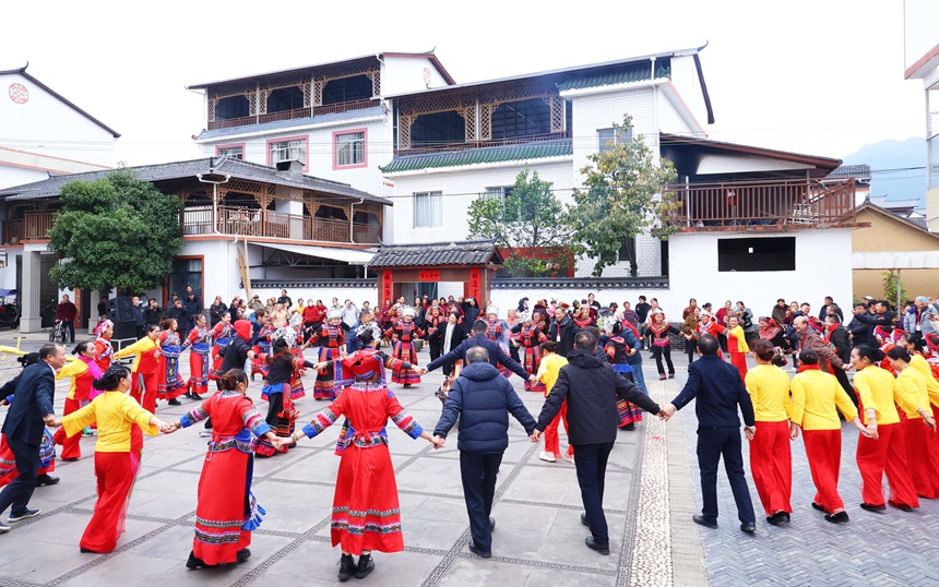 嘉賓們實(shí)地考察，與當(dāng)?shù)卮迕窆餐鹞瑁钊敫惺苜Y源縣涌動(dòng)的創(chuàng)新活力與發(fā)展熱情。
