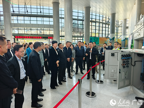 參會(huì)人員走進(jìn)南寧科技館了解節(jié)能情況。人民網(wǎng)記者 沈泉池?cái)z